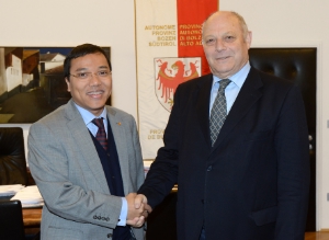 Il presidente Durnwalder con l'ambasciatore vietnamita Nguyen Hoang Long