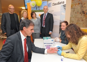 L'assessore Theiner mentre si sottopone al test della glicemia nel corso della Giornata mondiale del diabere dell'anno scorso