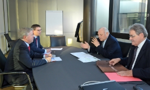 Durnwalder nel colloquio con Pat Cox nella sede della Camera di commercio a Bolzano (Foto Pertl)