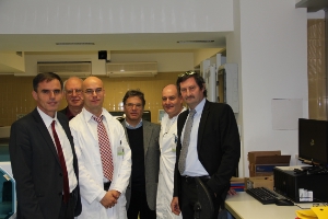 L'assessore Theiner nel corso della visita al laboratorio