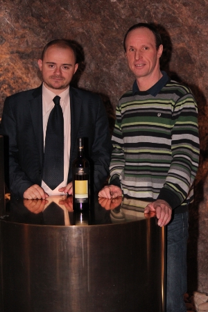 Il direttore di Laimburg, Daniel Bedin, presenta con il maestro cantiniere Urban Piccolruaz il Gewürztraminer Elyònd annata 2010 nella Cantina di roccia di Laimburg