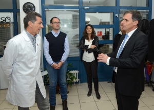 L'assessore Theiner nel corso della visita alla sede dell'Associazione Propositiv