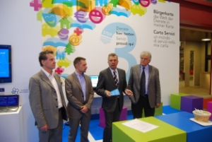 Carta servizi in Fiera: Josef Tinkhauser, Michele Tais (Ripartizione Informatica), Roberto Bizzo e Kurt Pöhl