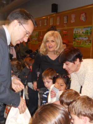I dvd con i cartoon per l'apprendimento precoce del tedesco e dell'inglese consegnati dall'ass. Tommasini ai bambini del 1° anno della scuola per l'infanzia "Airone" di Bolzano.