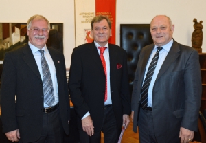 Durnwalder riceve la visita del direttore dell'organizzazione dei lavoratori e dei dipendenti di Vienna, Herbert Tumpel (al centro) - FOTO: USP/A.Pertl