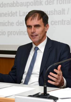 L'assessore Richard Theiner nel corso della presentazione delle Statistiche sociali 2012