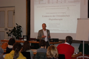 Il prof. Dominik Irnich, dirigente del Centro scientifico della Società tedesca di agopuntura, nel corso della sua relazione al seminario