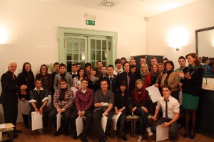 L'assessora Kasslatter Mur ha consegnato i diplomi ai giovani che hanno concluso il loro iter formativo alla Scuola alberghiera "Savoy" di Merano