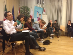 L'assessore provincia alla cultura italiana Christian Tommasini assieme ai giovani partecipanti al campus di "LiberaMente" a Bruxellles