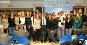 L'assessore provinciale alla cultura italiana Christian Tommasini (al centro) assieme ai 37 laureati insigniti con il Premio Claudia Augusta 2012