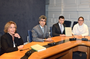 Il direttore del Laboratorio analisi alimenti Luca D'Ambrosio assieme alla direttrice dell'Archivio provinciale Christine Roilo ed agli autori delle due tesi. (FOTO: USP/A.Pertl)