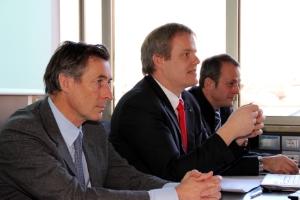 Rafforzare il commercio di vicinato: l'assessore Thomas Widmann con Philipp Moser e Dietmar Spechtenhauser dell'Unione commercio