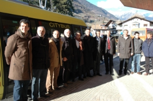 L'assessore Widmann nel corso del sopralluogo alla nuova stazione degli autobus di Lana