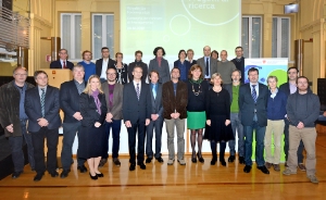 Foto di gruppo dei responsabili dei 25 progetti premiati con l'assessora Kasslatter Mur