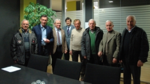 L'assessore provinciale alla moblità Thomas Widmann assieme ad alcuni macchinisti di impiani a fune di lunga esperienza