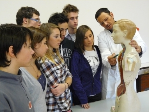 Allievi della Scuola "Levinas" in un laboratorio dell'Istituto