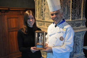Reinhard Steger consegna ad Evelyn Reso il trofeo di cristallo