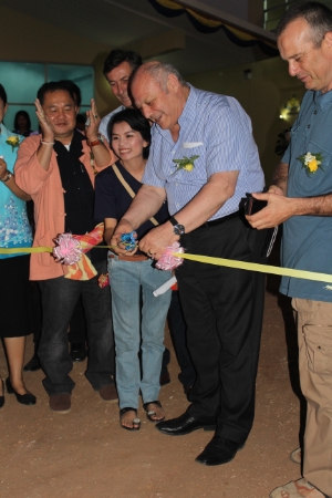 Il presidente Durnwalder ha inaugurato il centro giovanile "Rays of Youth" dell'organizzazione "Helfen ohne Grenzen" a Mae Sot.
