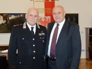Il presidente della Provincia, Luis Durnwalder, con il comandante regionale dei Carabinieri Nardini