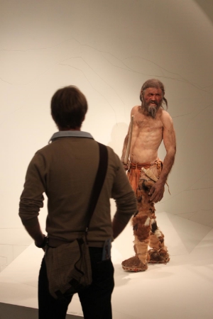 La raffigurazione di Ötzi all'interno del Museo archeologivo
