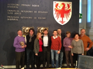 L'assessore provinciale Christian Tommasini assieme agli organizzatori ed ai direttori artisti delle serate di blues al Nuovo Teatro S.Giacomo/Laives