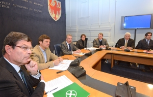 Bilancio positivo per l'Anno delle cooperative 2012: ass. Bizzo (3° da sx), il vicedirettore dell'Uff. sviluppo delle cooperazione Fabrizio Ferrari (4° da sx) e rappresentanti delle centrali cooperative.