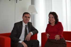 L'assessore provinciale alla sanità Richard Theiner con la neo direttrice Brigitte Waldner.