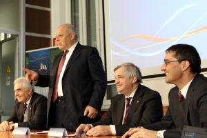 Energia a vantaggio di tutti": il presidente Durnwalder alla consegna dei primi fondi per investimenti ambientali. A sinistra Roberto Renon (Generazione ENEL Italia), l'assessore Mussner e il presidente del Consorzio dei Comuni Arno Kompatscher