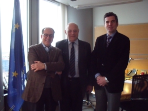 Il presidente Luis Durnwalder a Bruxelles tra il presidente Paolo De Castro e l'europarlamentare Herbert Dorfmann