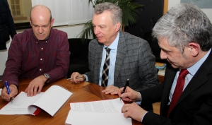 L'assessore Roberto Bizzo durante la firma dell'accordo fra rappresentanti dei lavoratori e l'amministratore delegato di SIMETEL