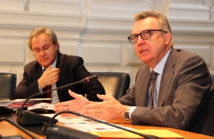 Meno tributi sull'auto, più risorse per le famiglie: l'assessore Roberto Bizzo e il direttore della Ripartizione finanze Eros Magnago