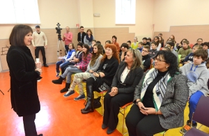La senatrice Helga Thaler Ausserhofer nel corso del suo intervento presso la scuola "Leonardo da Vinci" di Bolzano