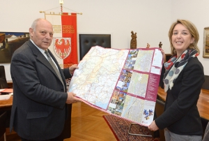 Il presidente della Provincia Durnwalder e la segreraria generale del GECT-Euregio Birgit Oberkofler con la nuova carta geografica (FOTO: USP/A.Pertl)