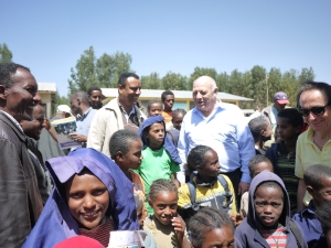 Il presidente Durnwalder e Toni Pizzecco davanti alla "Südtirol-Schule" "Abdisa Aga Higher Primary School" a Fiche in Etiopia