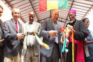 Il presidente Durnwalder assieme a Toni Pizzecco di "Südtiroler Ärzten für die Dritte Welt" all'inaugurazione del nuovo ospedale ad Attat in Etiopia.