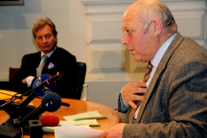 Il presidente Durnwalder e il suo legale Brandstätter durante la conferenza stampa