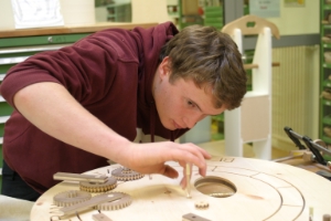 Jonas Paler, uno degli allievi della Scuola professionale "Luis Zuegg" al lavoro