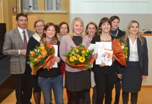 Le premiate assieme alla presidente, vicepresidente e alle mebre della Commissione provinciale per le pari opportunità (FOTO: USP/A.Pertl)