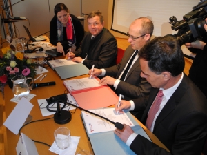 Da dx: gli assessori Richard Theiner, Ugo Rossi  e Bernhard Tilg siglano un protocollo d'intesa per la collaborazione transfrontaliera volta a valorizzare le cure termali in Alto Adige, in Tirolo ed in Trentino