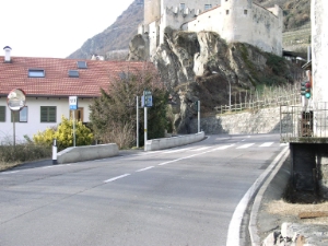 La strettoria sotto il castello di Castelbello: i pedoni ora possono muoversi con una maggiore sicurezza