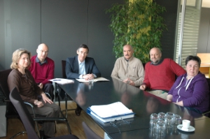 L'assessore Thomas Widmann (al centro) con i rappresentanti sindacali.