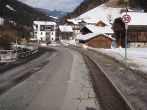 Nuovo marciapiede a Longega lungo la provinciale di Passo Furcia