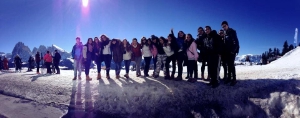 Gli studenti bolzanini e cileni durante una gita all'Alpe di Siusi