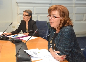L'assessora Kasslatter Mur nel corso della conferenza stampa