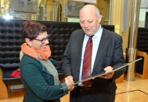 Il presidente Luis Durnwalder consegna la targa "OK d'Oro" a Sonja Gehri