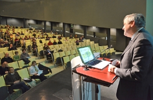 L'assessore Mussner nel corso del convegno informativo organizzato presso l'Eurac di Bolzano