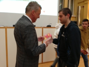 L'assessore provinciale alle cooperative Roberto Bizzo premia il progetto "CasaNonno" 1° classificato alla CoopCup 2012