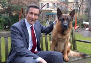L'assessore Widmann con il "Commissario Rex" a Bolzano (Foto: Pertl)