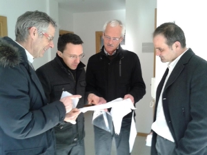 L'assessore provinciale all'edilizia abitativa Christian Tommasini (2° da sx)assieme al presidente dell'IPES Konrad Pitscher (3° da sx) durante uno dei sopralluoghi ad alloggi in fase di ripristino.