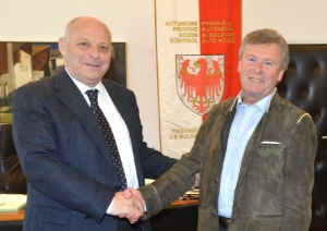 Il nuovo presidente dei cacciatori Berthold Marx durante la visita di presentazione dal presidente della Provincia Luis Durnwalder (FOTO: USP/A.Pertl)